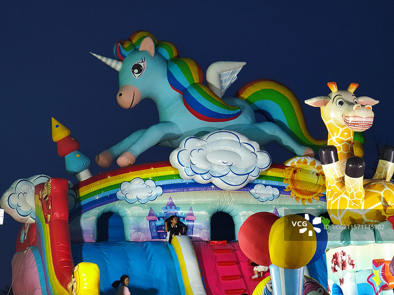 儿童游乐场充气堡小火车图片素材