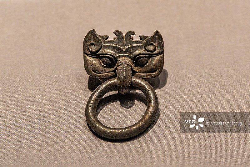 银辅首衔环，战国，新郑胡庄出土，郑州博物馆图片素材