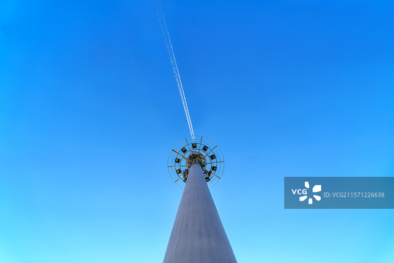 湛蓝的天空，5G信号塔，飞机拉烟图片素材