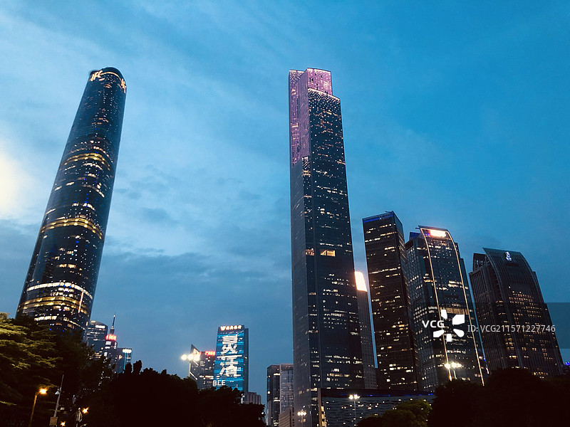 广州城市cbd建筑，珠江新城花城广场夜景图片素材
