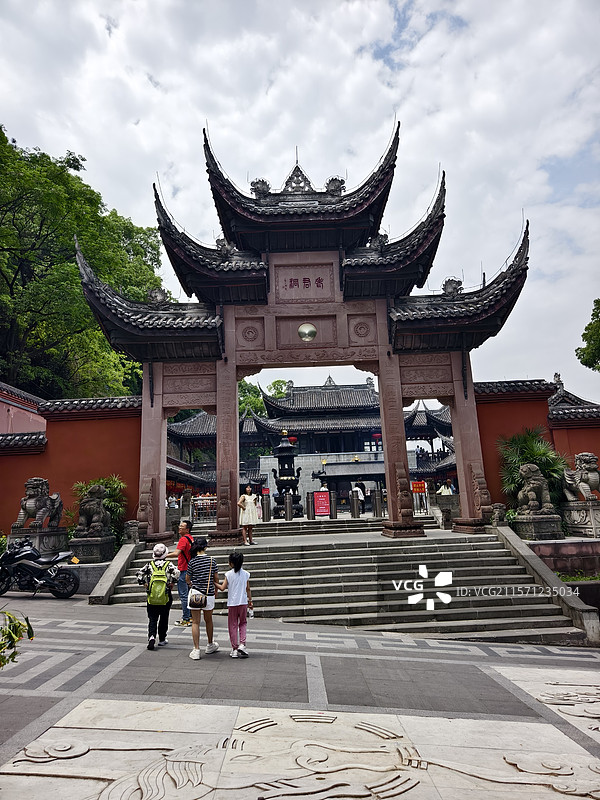 重庆老君洞，山顶天际线，烧香拜佛，来福士，古寺图片素材