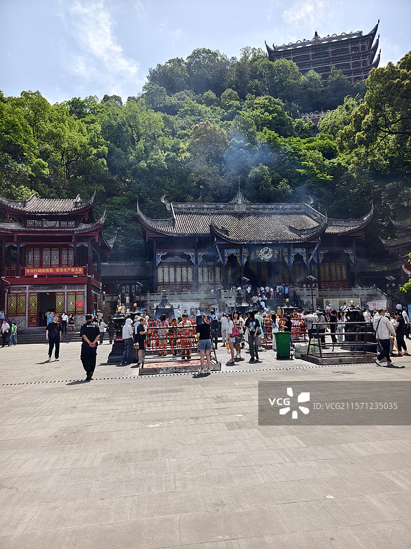 重庆老君洞，山顶天际线，烧香拜佛，来福士，古寺图片素材