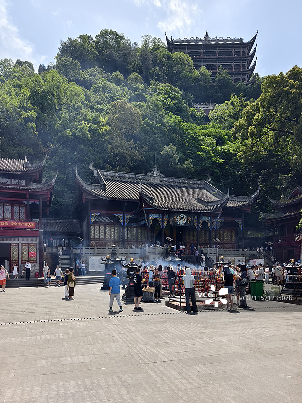 重庆老君洞，山顶天际线，烧香拜佛，来福士，古寺图片素材