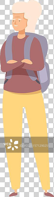 自信的老年女性背着背包站立着图片素材