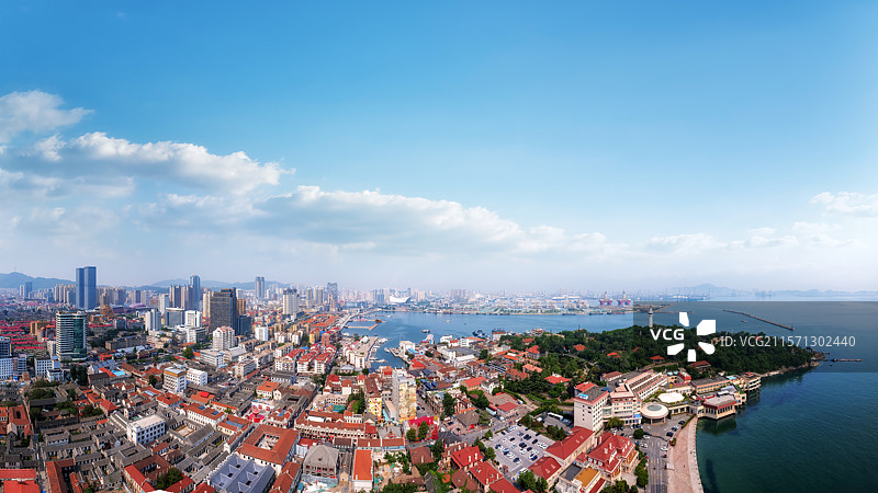 航拍烟台城市海岸线全景图片素材