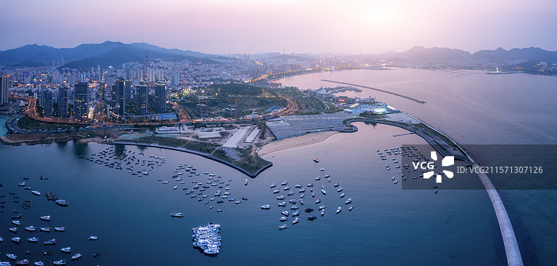 航拍滨海城市与现代码头图片素材