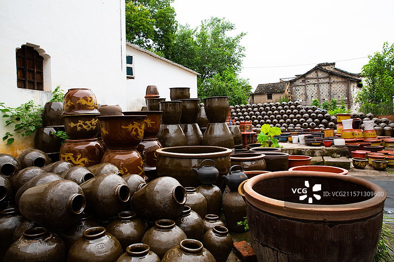 陶瓷厂里制作的陶瓷罐图片素材