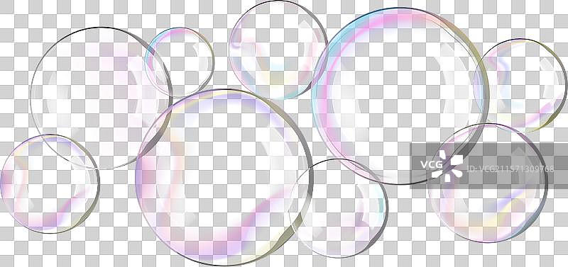 透明的圆形肥皂泡漂浮在浴缸中图片素材