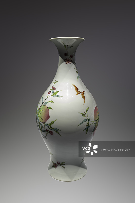 景德镇窑粉彩蝠桃纹橄榄瓶，清雍正图片素材