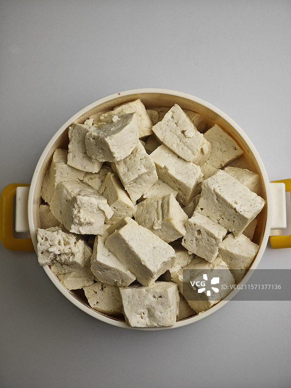 碗中块状新鲜豆腐图片素材