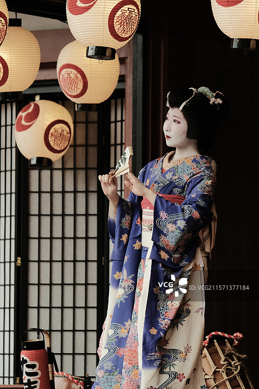 东京浅草神社三社祭的艺妓舞蹈图片素材