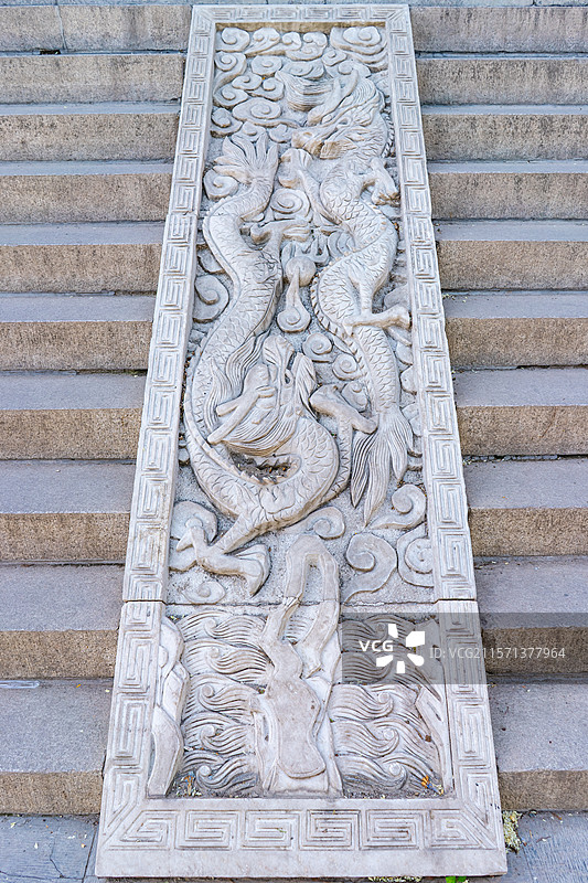 中国山东省济南市千佛山旅游风景区，历山院兴国禅寺舜祠门口的盘龙纹浮雕，户外白昼无人图像摄影图片素材