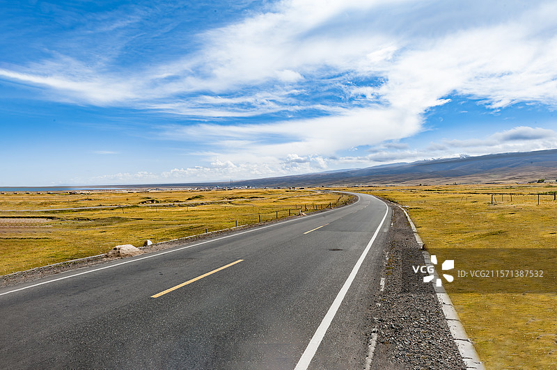 中国青海省西宁市通向青海湖的公路图片素材