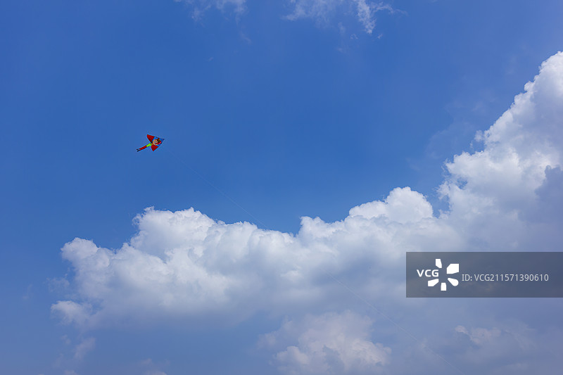晴朗天空下飞翔的风筝图片素材