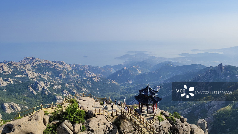 崂山巨峰俯瞰摘星六合亭图片素材