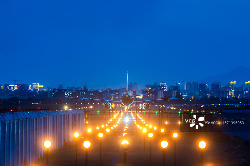 内蒙古呼和浩特机场正在起飞的飞机图片素材