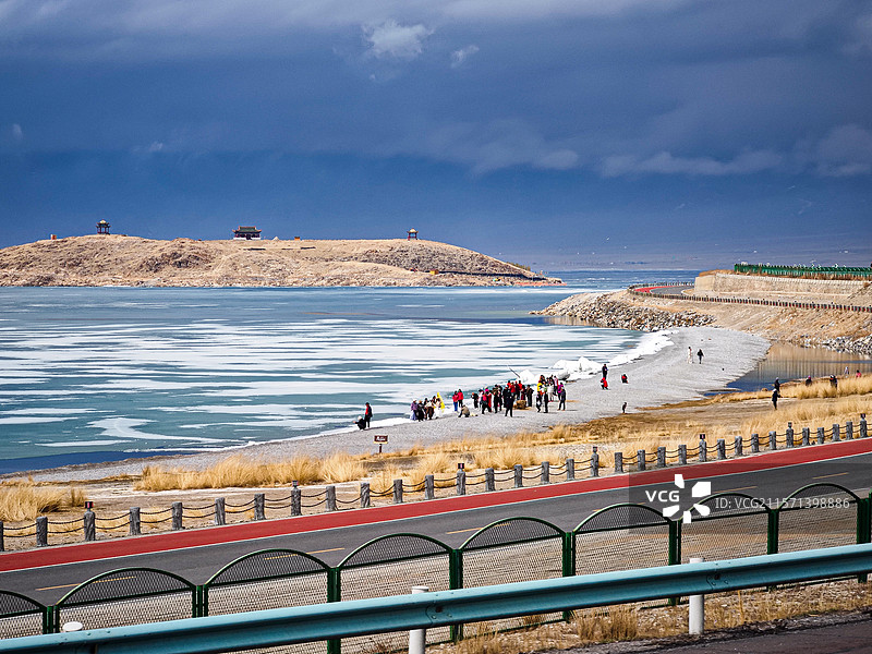 赛里木湖的春色图片素材