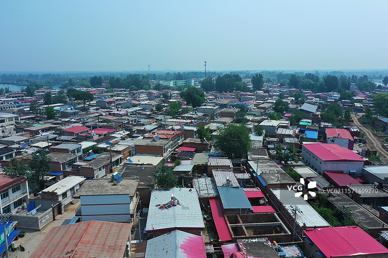 浩瀚银波鹭雁翔，接天芦荻藕风香 云边舟影衔鸬鹚，泽畔鱼梭和鹭吭 客醉莲漪疑入梦，城融碧水自生光图片素材