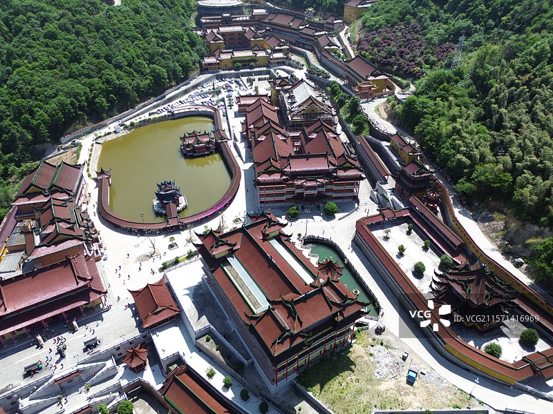 航拍绍兴上虞秀峰寺：位于秀峰山顶，仿佛世外桃源，被誉为江南“小布达拉宫”，集宗教文化与自然景观于一体图片素材