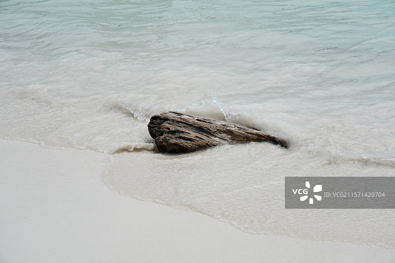 亚庇环滩岛海浪与石头图片素材