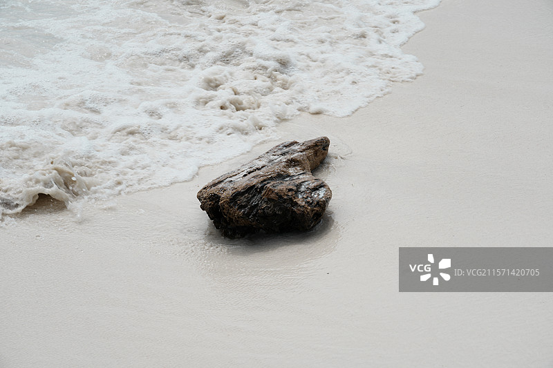 亚庇环滩岛海浪与石头图片素材