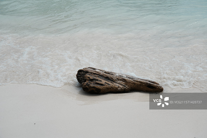 亚庇环滩岛海浪与石头图片素材