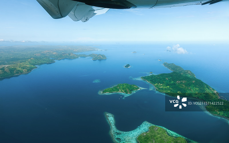 乘坐小型飞机飞越菲律宾巴拉望岛图片素材