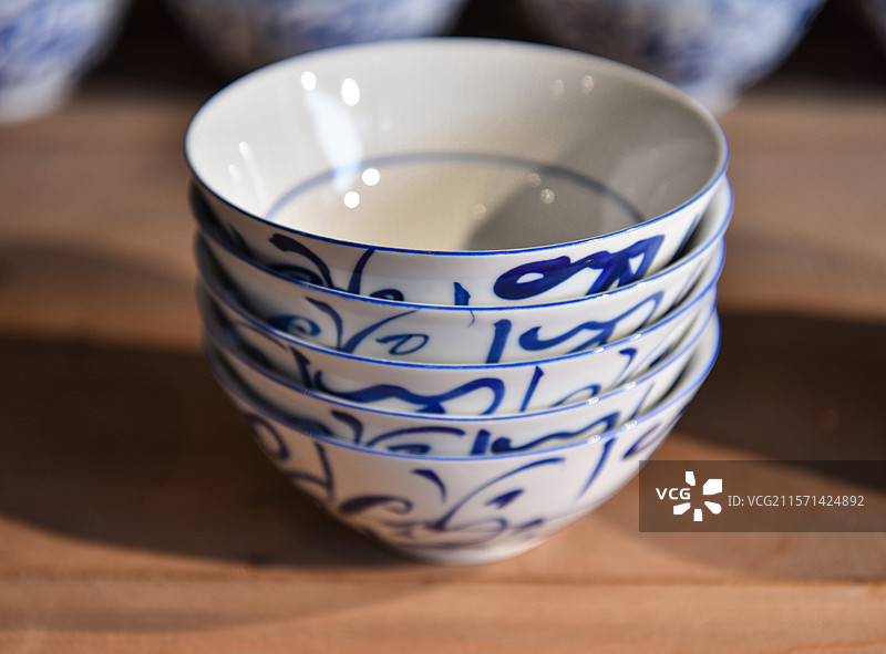 景德镇陶阳里手工老茶花碗和蓝边碗图片素材