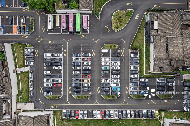 现代化多功能智能停车场的垂直航拍图片素材