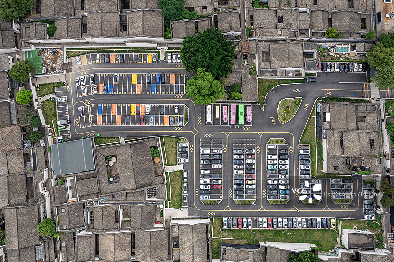 现代化多功能智能停车场的垂直航拍图片素材