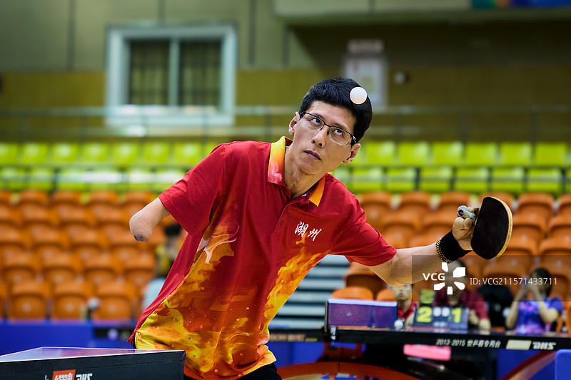 一名残疾乒乓球选手在赛场奋力挥拍图片素材