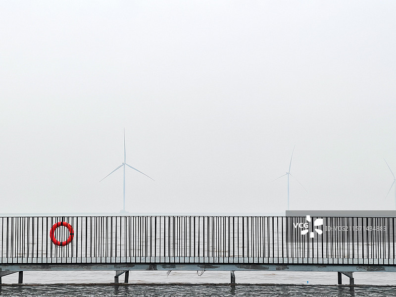 天津东疆湾的栈道与海上风机图片素材