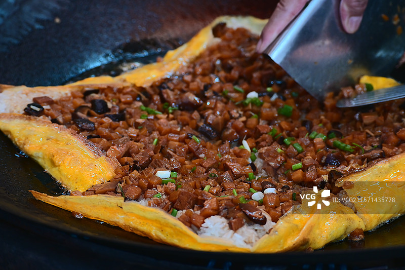 武汉过早 制作三鲜豆皮的过程图片素材