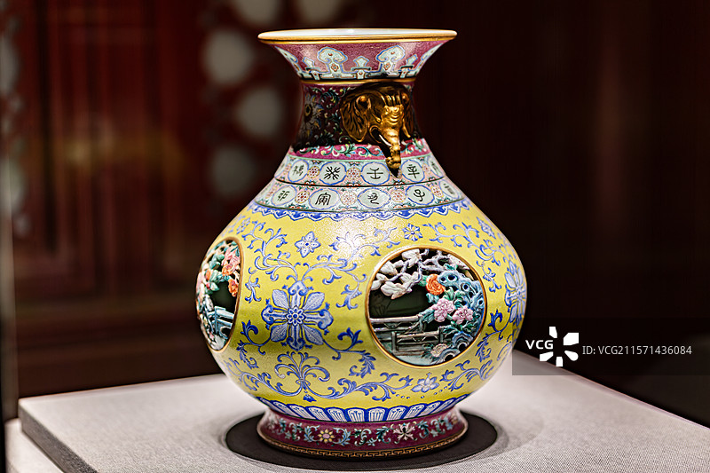 陶瓷故宫博物院武英殿陶瓷馆藏清乾隆淡黄地粉彩锦上添花镂空干支字象耳转心瓶图片素材