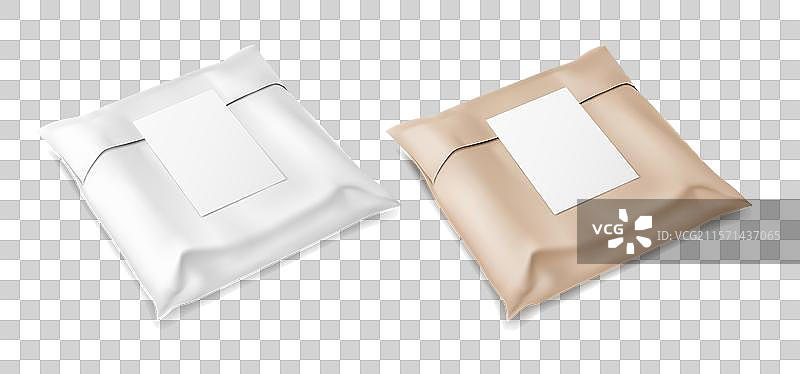 带有贴纸的牛皮纸和白色纸质邮寄袋图片素材