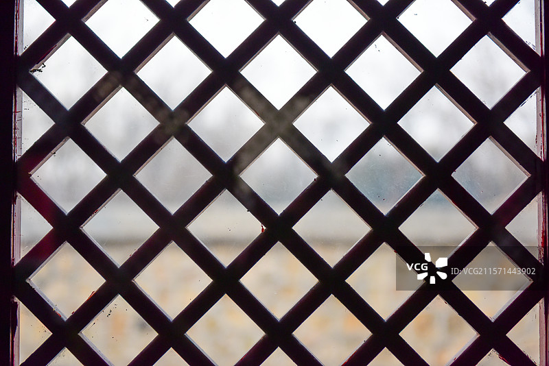 格栅窗后的朦胧景色图片素材
