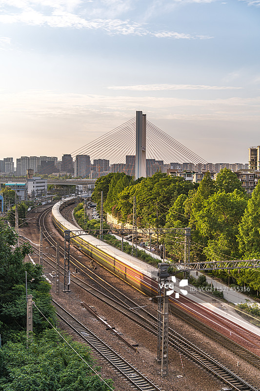 浙江杭州 文晖大桥 铁路火车 同框图片素材