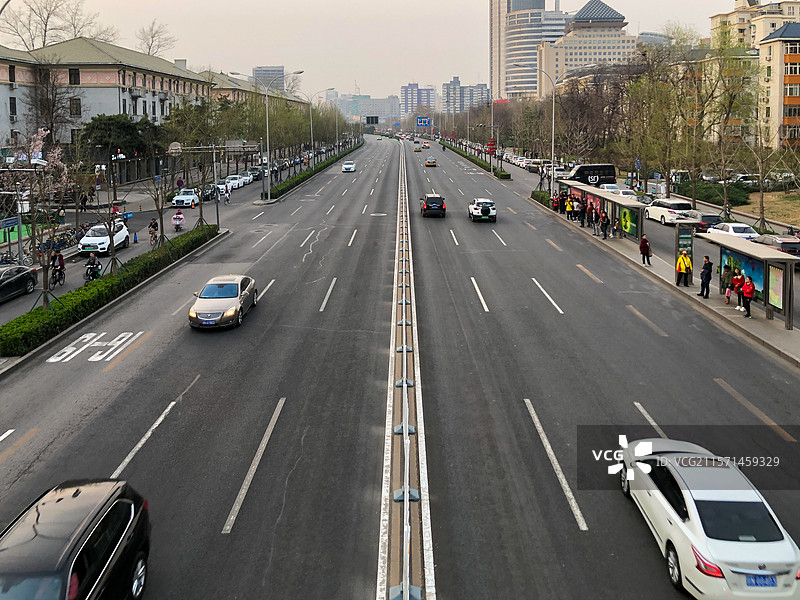 城市宽阔道路，车辆有序行驶图片素材