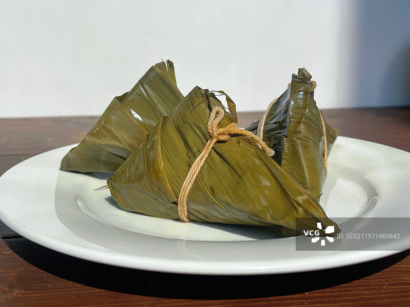 端午节盘中美味的传统手工粽子图片素材