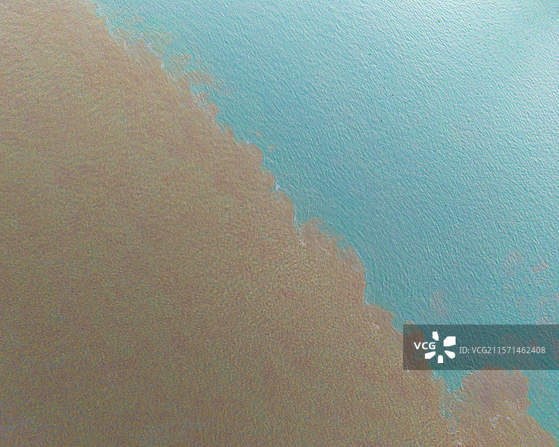 武汉南岸嘴江滩汉江汇入长江泾渭分明的河水图片素材