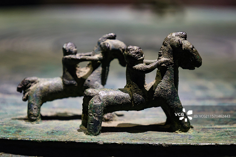 广西民族博物馆壮族文化展乘骑水鸟饰变形羽人纹铜鼓图片素材