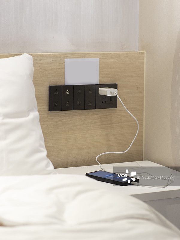床头充电充电头充电安全图片素材