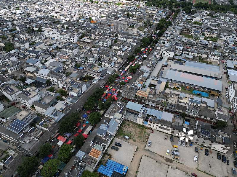 航拍视角下的大理古城白族三月街赶集集市图片素材