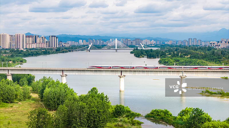 高铁与城市风光图片素材