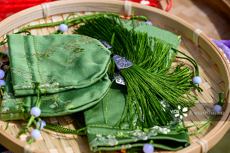 端午节竹篮子里的竹青色香囊布袋图片素材