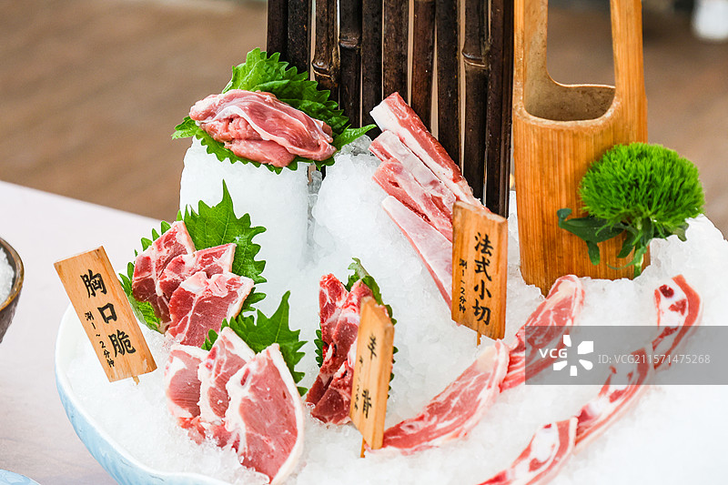 宁夏滩羊火锅食材肥牛滩羊雪花牛肉菌类拼盘豆制品蔬菜组图图片素材