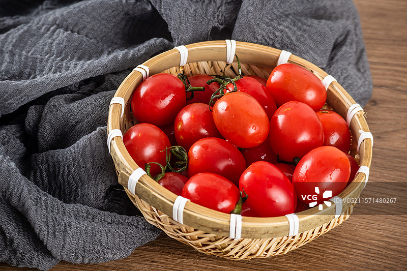 桌子上摆放着新鲜采摘下来的小番茄圣女果图片素材