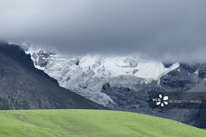 阴云之下图片素材