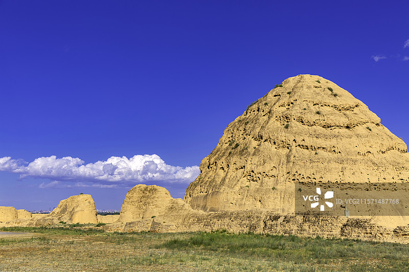 蓝天白云下的西夏王陵图片素材