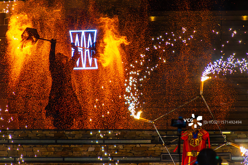 火壶（千年窑火颂风华主题演艺）-宜兴窑湖小镇图片素材